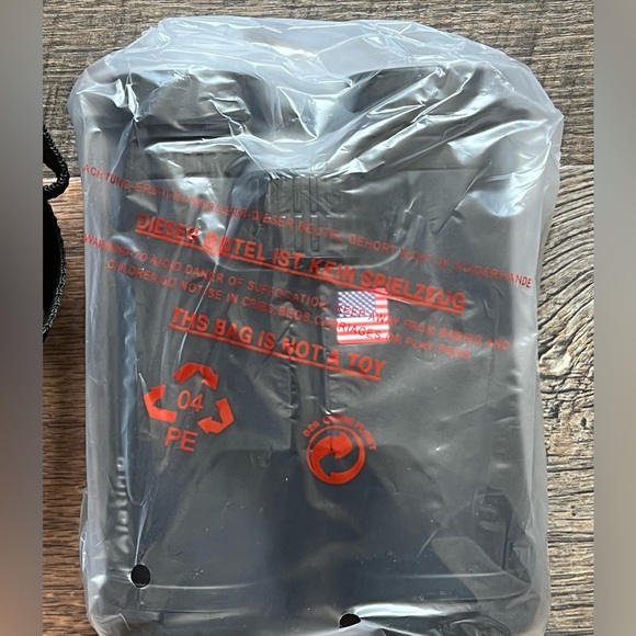 10x42 Compact HD Binoculars Lightweight Carry Case Strap Cleaning Cloth - Picture 13 of 15